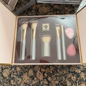 Anne Klein Silver Makeup Brush Set with Pink Sponges